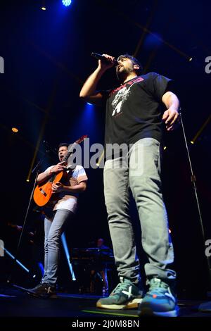 MIAMI, FL - 18. MÄRZ: Jose Manuel Munoz Calvo und David Munoz Calvo von Estopa spielen am 18. März 2022 live auf der Bühne des James L Knight Center in Miami, Florida. (Foto von JL/Sipa USA) Quelle: SIPA USA/Alamy Live News Stockfoto