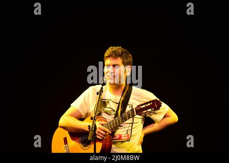 MIAMI, FL - 18. MÄRZ: Jose Manuel Munoz Calvo von Estopa tritt am 18. März 2022 in Miami, Florida, live auf der Bühne im James L Knight Center auf. (Foto von JL/Sipa USA) Quelle: SIPA USA/Alamy Live News Stockfoto