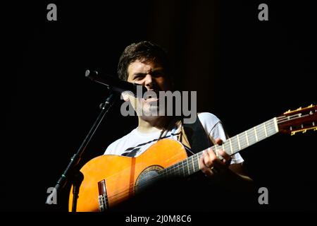 MIAMI, FL - 18. MÄRZ: Jose Manuel Munoz Calvo von Estopa tritt am 18. März 2022 in Miami, Florida, live auf der Bühne im James L Knight Center auf. (Foto von JL/Sipa USA) Quelle: SIPA USA/Alamy Live News Stockfoto