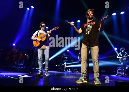 MIAMI, FL - 18. MÄRZ: Jose Manuel Munoz Calvo und David Munoz Calvo von Estopa spielen am 18. März 2022 live auf der Bühne des James L Knight Center in Miami, Florida. (Foto von JL/Sipa USA) Quelle: SIPA USA/Alamy Live News Stockfoto