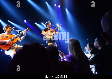 MIAMI, FL - 18. MÄRZ: Jose Manuel Munoz Calvo und David Munoz Calvo von Estopa spielen am 18. März 2022 live auf der Bühne des James L Knight Center in Miami, Florida. (Foto von JL/Sipa USA) Quelle: SIPA USA/Alamy Live News Stockfoto