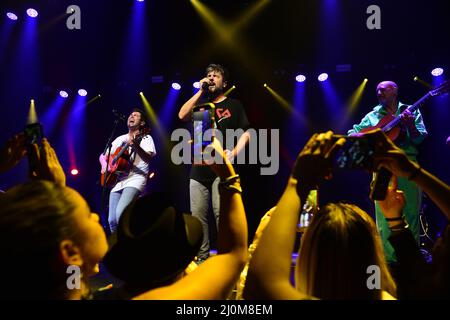 MIAMI, FL - 18. MÄRZ: Jose Manuel Munoz Calvo und David Munoz Calvo von Estopa spielen am 18. März 2022 live auf der Bühne des James L Knight Center in Miami, Florida. (Foto von JL/Sipa USA) Quelle: SIPA USA/Alamy Live News Stockfoto