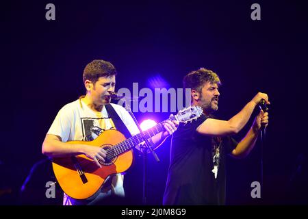 MIAMI, FL - 18. MÄRZ: Jose Manuel Munoz Calvo und David Munoz Calvo von Estopa spielen am 18. März 2022 live auf der Bühne des James L Knight Center in Miami, Florida. (Foto von JL/Sipa USA) Quelle: SIPA USA/Alamy Live News Stockfoto