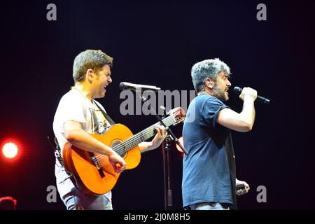 MIAMI, FL - 18. MÄRZ: Jose Manuel Munoz Calvo und David Munoz Calvo von Estopa spielen am 18. März 2022 live auf der Bühne des James L Knight Center in Miami, Florida. (Foto von JL/Sipa USA) Quelle: SIPA USA/Alamy Live News Stockfoto