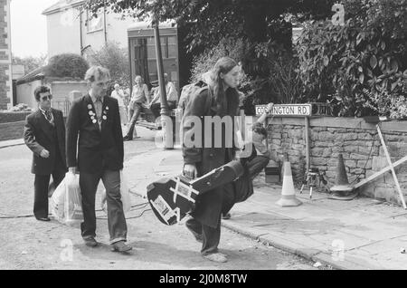 Die Darsteller der Jungen sahen hier Dreharbeiten vor Ort in der Codrington Road, Bristol. Von rechts nach links Nigel Planer als Neil, Rik Mayall als Rick, Chris Ryan als Mike. August 1982. Stockfoto