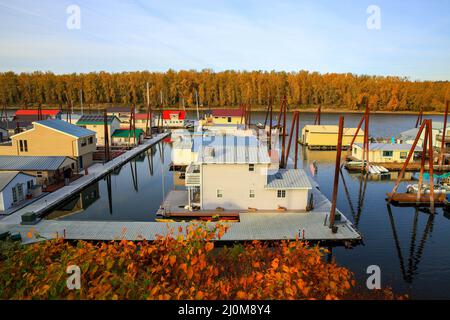 Hausboote entlang der Uferpromenade in Portland, Oregon-USA Stockfoto