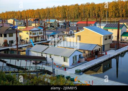 Hausboote entlang der Uferpromenade in Portland, Oregon-USA Stockfoto