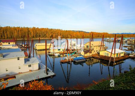 Hausboote entlang der Uferpromenade in Portland, Oregon-USA Stockfoto