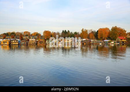 Hausboote entlang der Uferpromenade in Portland, Oregon-USA Stockfoto