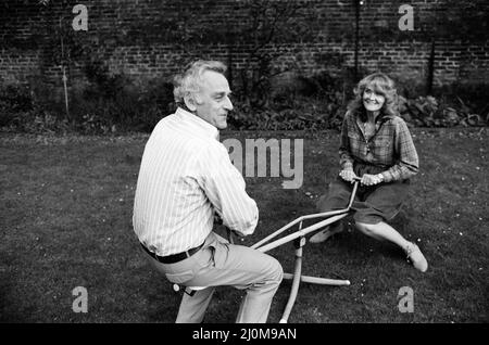 Schauspieler John Thaw mit seiner Schauspielerin Frau Sheila Hancock, abgebildet in ihrem Haus in Chiswick. 7. Mai 1981. Stockfoto