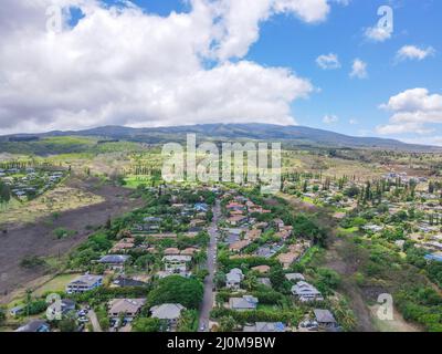 Luftaufnahme der Berglandschaft und des kleinen Dorfes an der Westküste von Maui. Hawaii Stockfoto