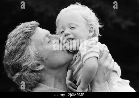 Michael Aspel im Bild zu Hause mit seiner Familie. September 1982. Stockfoto