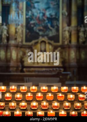 Kerzen im Hintergrund einer Kirche Stockfoto