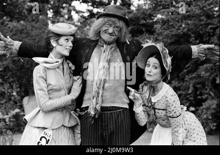 Schauspielerin Lorraine Chase (links) erscheint in der neuen Serie von Worzel Gummidge. Sie spielt die Rolle von Dolly Clothespeg, gegenüber Jon Pertwee als Worzel Gummidge. Dolly Clothespeg ist Worzels neueste Freundin, die die reguläre Freundin Tante Sally, gespielt von Una Stubbs (rechts), verärmt. 1.. August 1980. Stockfoto