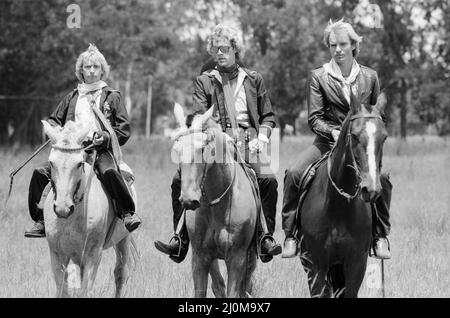 Die Polizei, Pop/Rock-Gruppe, auf Pferden abgebildet. Links ist Gitarrist Andy Summers Middle ist Schlagzeuger Stewart Copeland Rechts ist Sting (richtiger Name Gordon Summner) Foto aufgenommen in Südamerika, während die Band 1980 auf Tournee war. Bild aufgenommen am 18.. Dezember 1980 Stockfoto