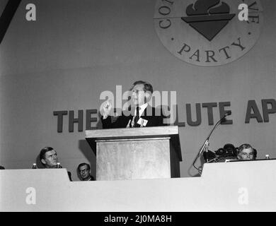 Michael Heseltine, Staatssekretär für Umwelt, sprach auf der konservativen Parteikonferenz in Brighton. Von Cecil Parkinson an der Vorderseite beobachtet, auf der linken Seite. 10.. Oktober 1982. Stockfoto