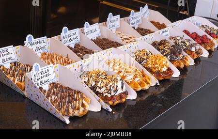 Belgische Waffeln mit bunten Belägen auf der Vitrine. Brüssel Stockfoto