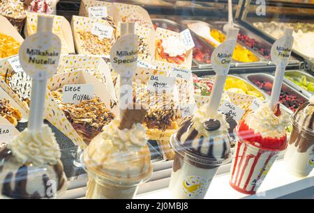 Belgische Waffeln mit bunten Belägen auf der Vitrine. Brüssel Stockfoto