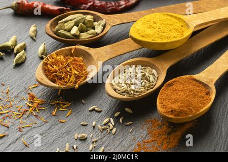 Indische Gewürze mit hohen Winkeln und Löffeln Stockfoto