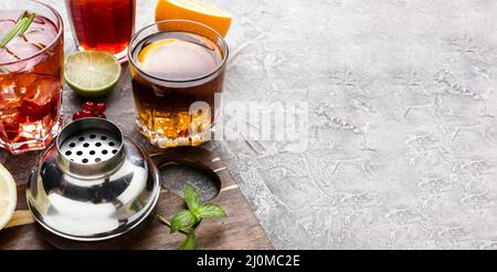 High-Angle-Mischung alkoholischer Getränke mit Kopierraum Stockfoto