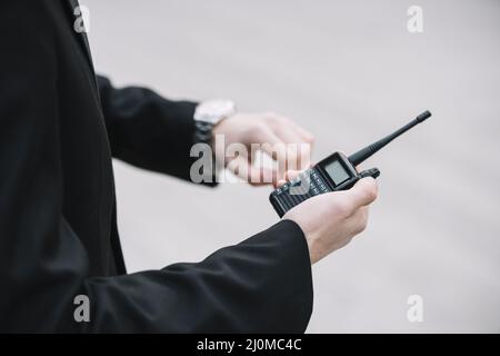 High-Angle-Sicherheitsmann im Freien Stockfoto