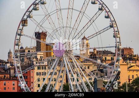 Riesenrad im Alten Hafen von Genua Stockfoto