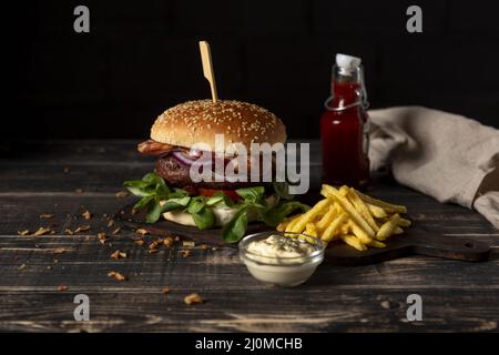 High-Angle-Burger mit Pommes-Saucen-Tisch Stockfoto