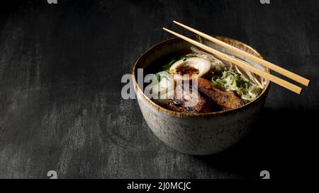 Köstliche Ramen-Schüssel mit hohem Winkel Stockfoto