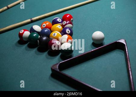 High-Angle-Sortiment mit Pool-Kugeln Dreieck Stockfoto