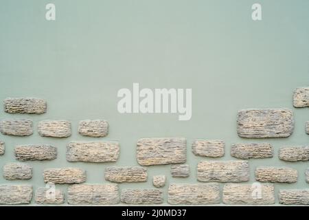 Beigefarbene Steinmauer. Interieur eines modernen Loft. Hintergrund für Design. Stockfoto