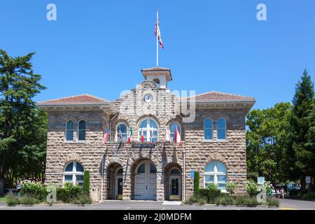 SONOMA, CALIFORNIA, USA - 6. AUGUST: Das Rathaus in Sonoma, Kalifornien, USA am 6. August 2011. Nicht identifizierte Personen Stockfoto