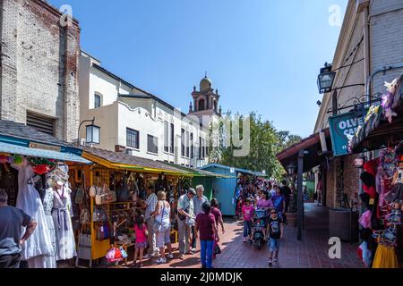 LOS ANGELES, CALIFORNIA, USA - AUGUST 10 : Olvera Street Market in Los Angeles, California, USA am 10. August 2011. Nicht Identifiziert Stockfoto