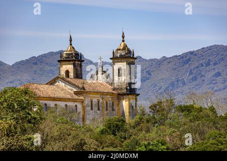 Blick hinter einer alten Kirche im Kolonialstil Stockfoto