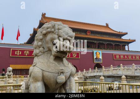 Peking, China - 16. Mai 2018: Mao Tse Tung Tiananmen-Tor im Palast der Verbotenen Stadt Gugong. Chinesische Sprüche am Tor sind lange Liv Stockfoto