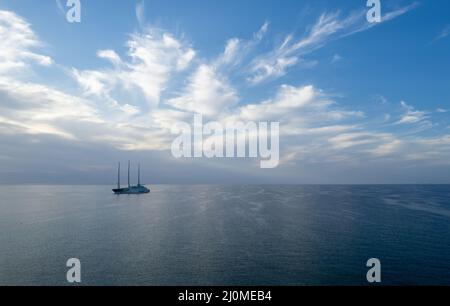 Luftdrohnenansicht einer Luxusyacht, die vor einem Hafen festgemacht ist. Stockfoto