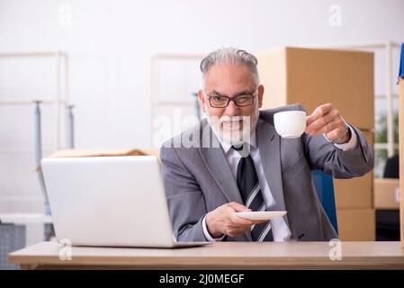 Alter männlicher Mitarbeiter im Umzugskonzept Stockfoto