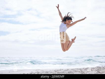 Der Ozean gibt mir so viel Freude. Aufnahme einer jungen Frau, die einen Tag am Strand verbringt. Stockfoto