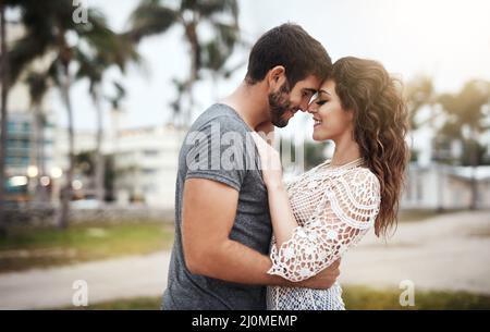 Ich spüre deine Liebe tief in meinem Herzen. Aufnahme eines jungen Paares, das einen romantischen Tag am Strand verbringt. Stockfoto