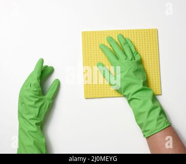 Zwei weibliche Hände in Gummischutzhandschuhen zum Reinigen halten einen gelben Spond auf weißem Hintergrund Stockfoto