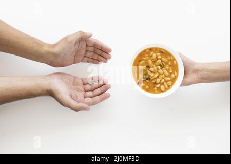 Hand geben Suppenschüssel Bedürftigen Person Stockfoto