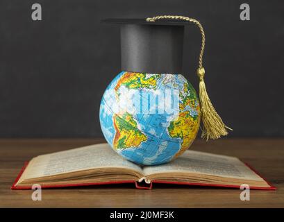 Graduierungskappe Erdkugel Stockfoto