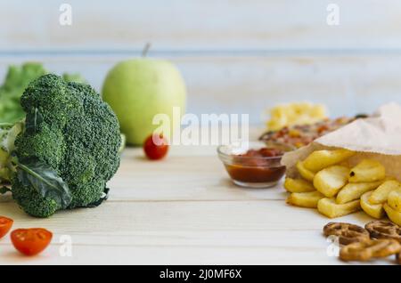 Gesunde Lebensmittel im Vergleich zu ungesunden Lebensmitteln Stockfoto