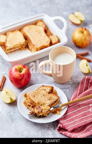 Brotpudding Frühstücksauflauf aus Weizenbrot, Eiern, Milch und geriebenen Äpfeln Stockfoto