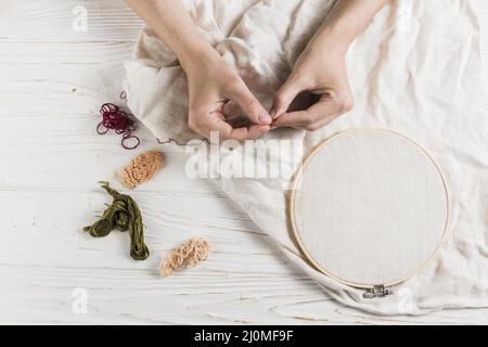 Hand halten Nadelfaden Tambour Rahmen Stockfoto