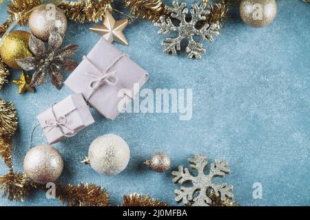 Geschenkboxen mit glänzenden Kugeln Stockfoto