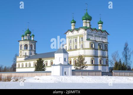 Die Kirche des heiligen Johannes des Theologen mit dem Refektorium (1698) des Nikolo-Wjaschischtschski Nonnenkloster an einem sonnigen Märztag. Vyazhishi, Region Nowgorod. Russland Stockfoto