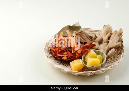 Wedang Uwuh Zutaten, traditionelles Kräutergetränk aus Yogyakarta, Indonesien. Es wird aus Nelkenblättern, Muskatnuss, Zimt, Ingwer, Kayu Secang, Ein Stockfoto