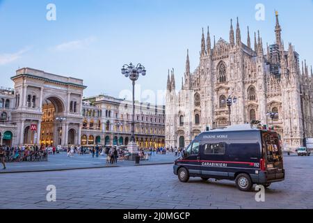 Carabinieri, auch Carabinieri genannt, patrouilliert Mailand City und verhindert Kriminalität Stockfoto