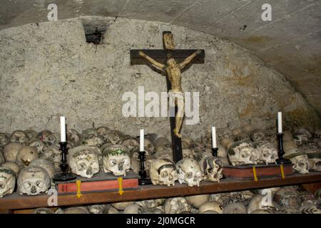 HALLSTATT, ÖSTERREICH - Juli 21 2020 : Charnel- oder Knochenhaus in der St. Michael-Kapelle von Hallstatt. Beinhaus. Österreichische Alpen. Halle Stockfoto