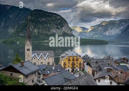 HALLSTATT, ÖSTERREICH - Juli,19 2020 : traditionelles österreichisches Dorf Hallstatt. Hallstatt ist ein historisches Dorf in der Neustadt Stockfoto